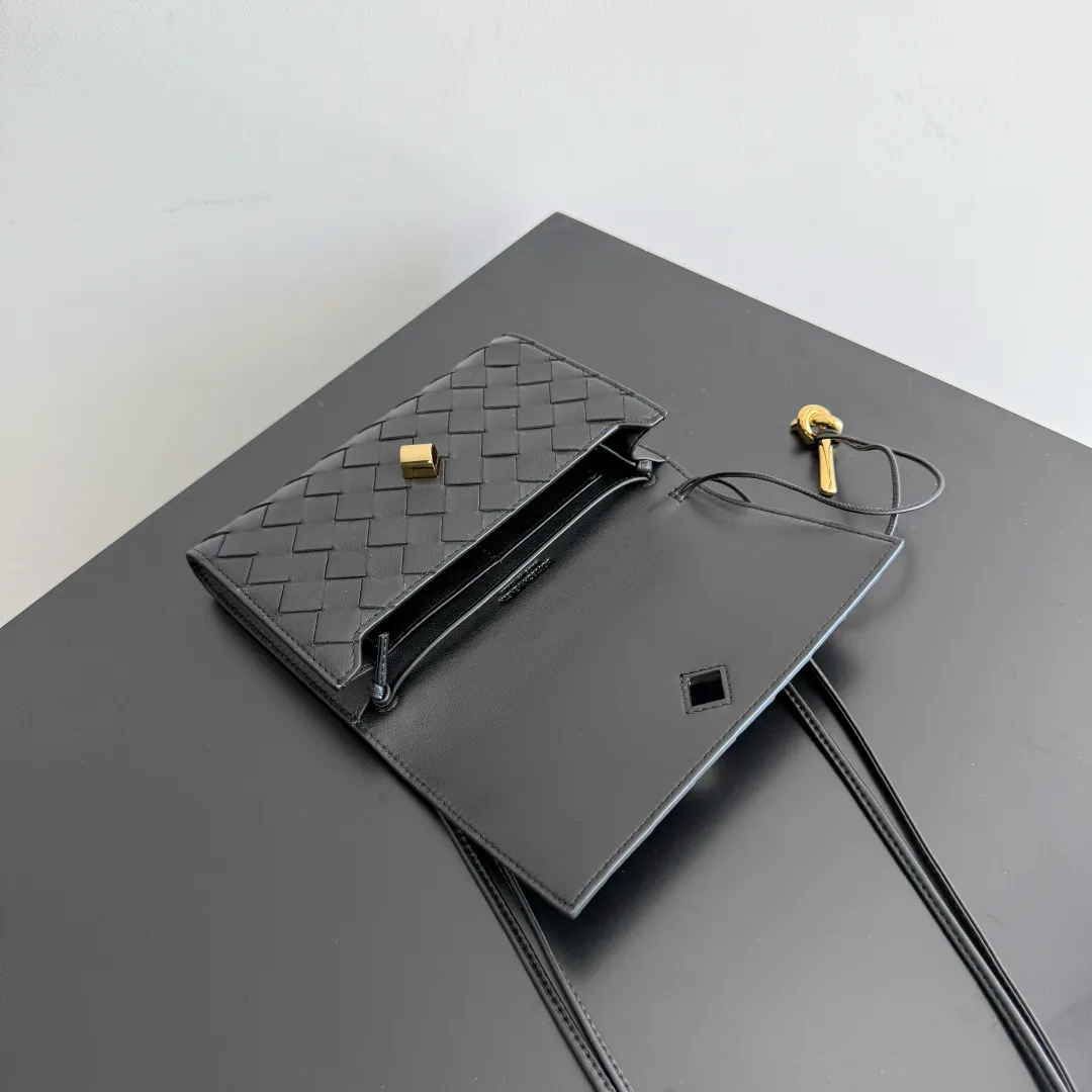 Batch 1560 Bottega Veneta 2025 early autumn series Andiamo handbag, a really good bag, mini crossbody bag, classic woven leather clutch, metallic button and rope closure, simple but not simple, elegant texture, elegant weaving attitude. Style number: 836940 Color: black Size: 19*12.6*2cm